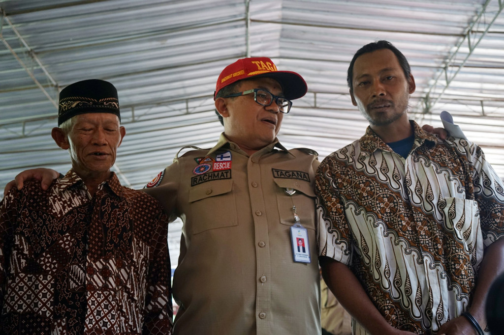 Kemensos RI memberikan penghargaan kepada Kodir dan Mbah Sudiro atas keberanian mereka dalam upaya penyelamatan para pelajar korban kecelakaan sungai saat kegiatan susur Sungai Sempor pada Jumat, 21 Februari 2020.