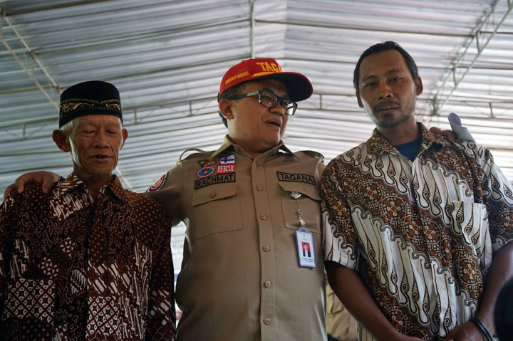 Kemensos RI memberikan penghargaan kepada Kodir dan Mbah Sudiro atas keberanian mereka dalam upaya penyelamatan para pelajar korban kecelakaan sungai saat kegiatan susur Sungai Sempor pada Jumat, 21 Februari 2020.