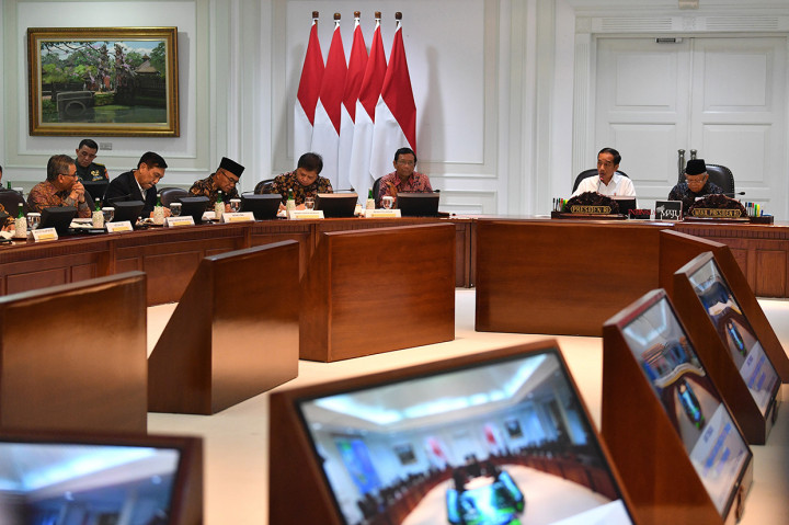 Jokowi meminta para menteri mengambil langkah konkret untuk menyelamatkan ekonomi Indonesia.