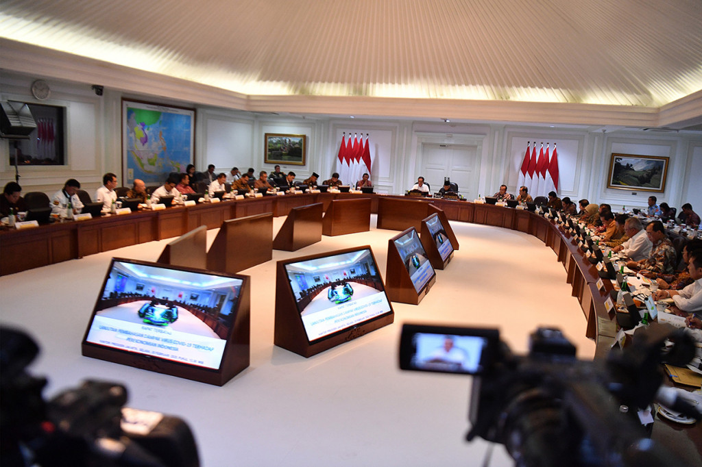 Dalam ratas sebelumnya, sudah dibahas mengenai pengaruh apa saja yang dihasilkan dari hebohnya virus korona ke ekonomi Indonesia. Jokowi pun meminta seluruh instrumen kebijakan dipersiapkan untuk menjaga daya tahan ekonomi Indonesia, baik itu instrumen moneter maupun fiskal.