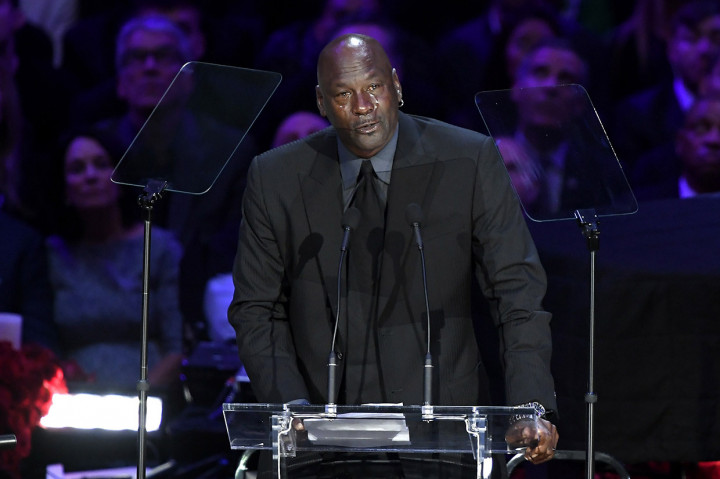 Legenda NBA Michael Jordan berlinang air mata saat menyampaikan sambutan pada acara tribute untuk mendiang Kobe Bryant dan Gianna, di Staples Center, Los Angeles, California, Senin, 24 Februari 2020 waktu setempat.