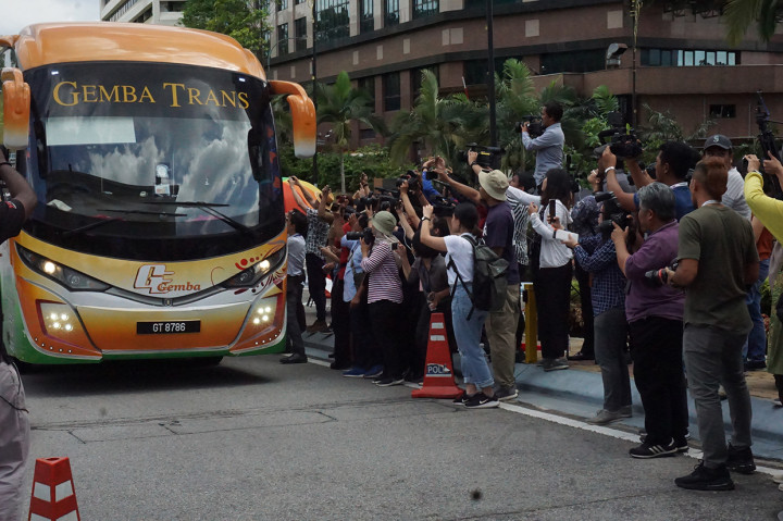 Sejumlah kendaraan anggota parlemen Malaysia memasuki gerbang Istana Negara di Jalan Duta, Kuala Lumpur, untuk memenuhi panggilan Raja Malaysia atau Yang di-Pertuan Agong, Al-Sultan Abdullah RiÕayatuddin Al-Mustafa Billah Shah. 