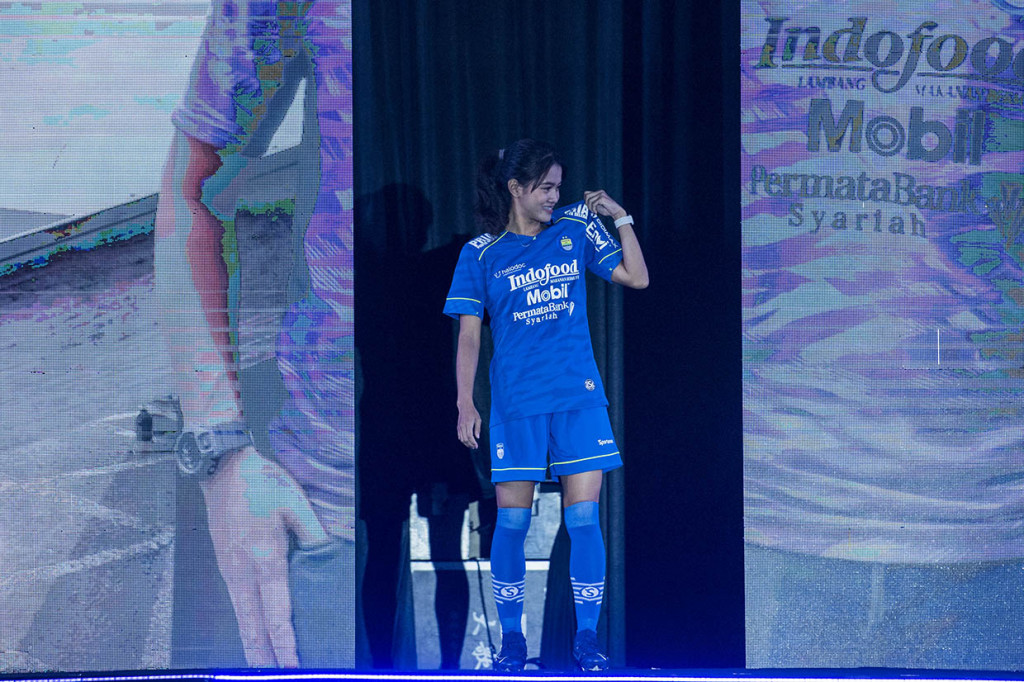 Pemain Persib Bandung putri Siti Latipah Nurul (Uyung) mengenalkan seragam baru saat acara Launching Tim Persib 2020 di Bandung, Jawa Barat.