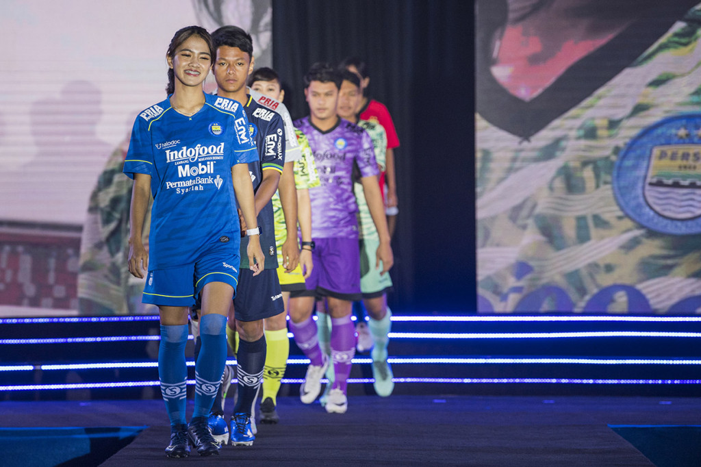 Persib Bandung yang saat ini dilatih oleh Robert Rene Alberts memperkenalkan tujuh seragam baru dan 26 pemain dalam tim yang akan menjalani laga pada liga 1 2020.