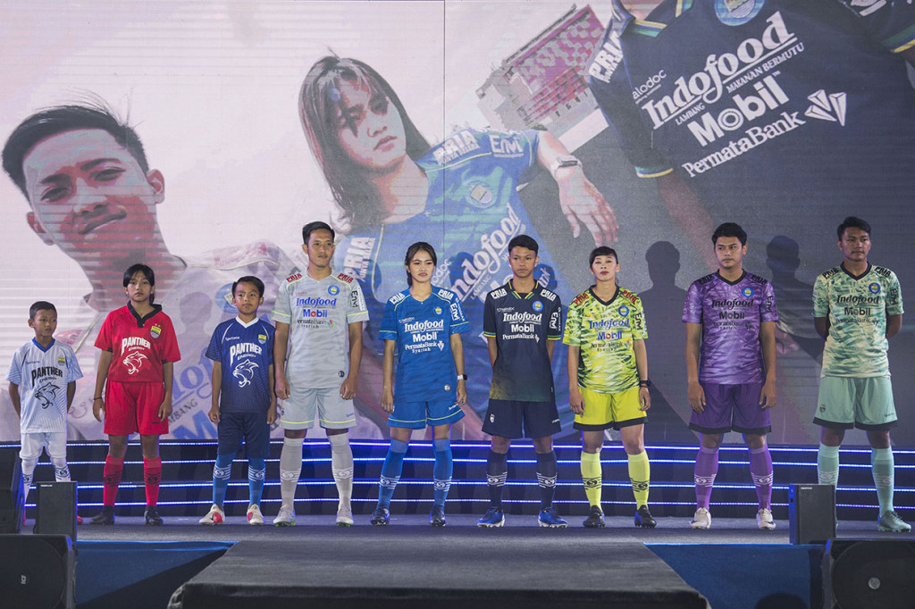 Para pemain diklat dan akademi Persib mengenalkan seragam baru saat acara Launching Tim Persib 2020 di Bandung, Jawa Barat.
