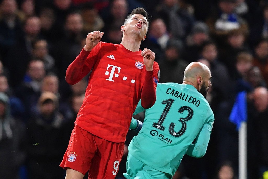 Serangan Muenchen beberapa kali membahayakan gawang Chelsea yang dijaga Willy Caballero. Peluang emas lewat kaki Robert Lewandowski pada menit ke-15 masih dapat dimentahkan Caballero.