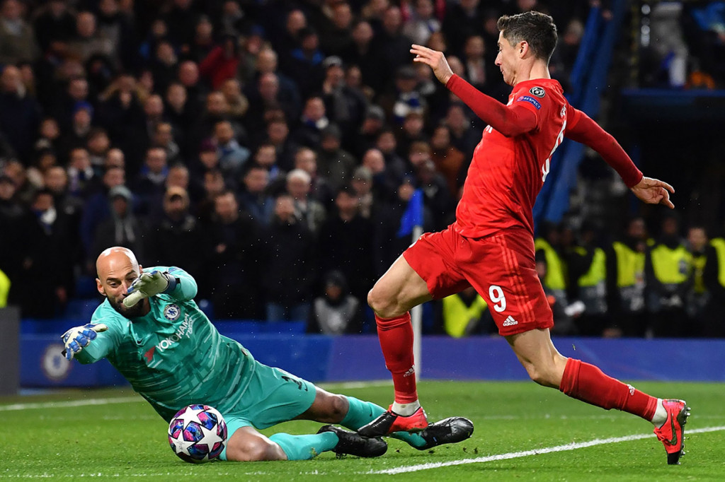 Lagi-lagi Caballero berhasil menggagalkan peluang Muenchen lewat Lewandowski. Pada menit ke-27 sepakan striker asal Polandia tersebut masih dimentahkan oleh kiper asal Argentina itu. Skor 0-0 bertahan hingga jeda.