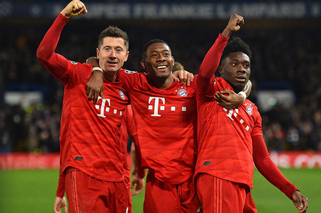 Lewandowsi (kiri) melakukan selebrasi bersama David Alaba (tengah) dan Alphonso Davies.