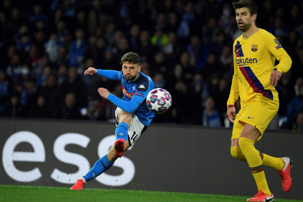 Di awal laga, pertandingan kedua kesebelasan masih seimbang. Peluang tuan rumah tercipta pada menit ke-10 lewat Dries Mertens. Setelah mendapat operan dari Lorenzo Insigne, sepakan Mertens masih mudah ditangkap kiper Marc-Andre ter Stegen. Begitu pula sepakan Jose Callejon yang masih dapat diantisipasi Ter Stegen.