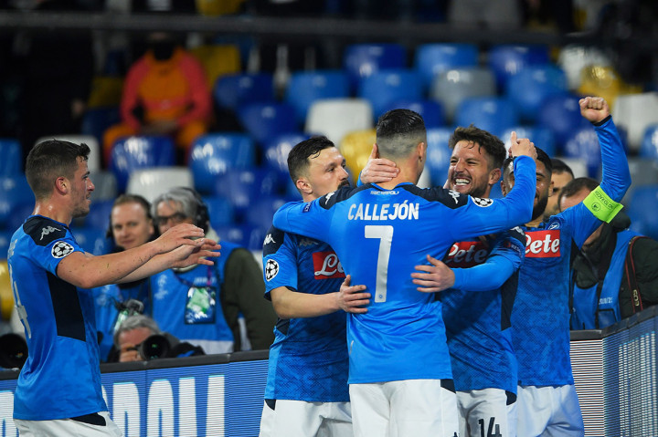 Mertens (kanan) melakukan selebrasi bersama rekan-rekan setimnya.