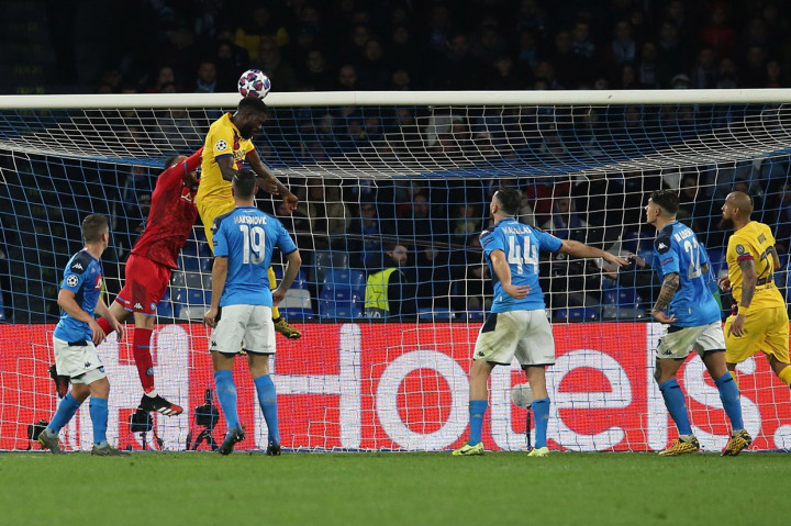 Tim tamu lebih banyak menguasai bola pada fase akhir laga. Sundulan Samuel Umtiti masih melambung.