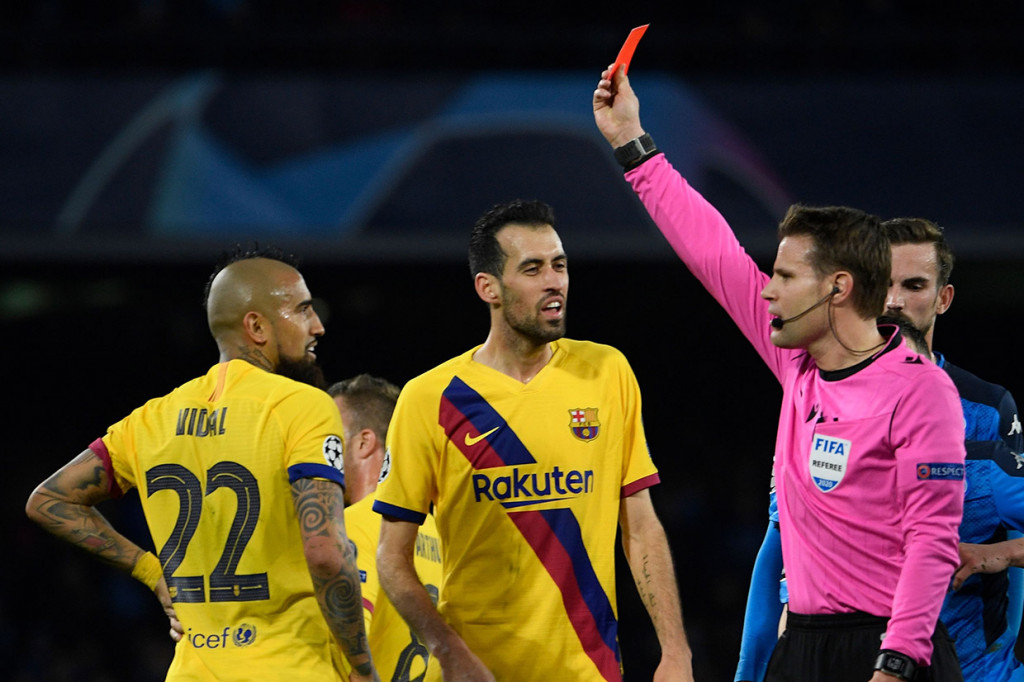 Pada menit ke-89, Arturo Vidal mendapatkan kartu kuning kedua akibat pelanggaran kerasnya terhadap Mario Rui. Pemain Chile itu pun dipastikan absen pada leg kedua yang akan dimainkan 18 Maret mendatang di Camp Nou.