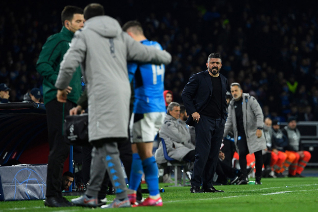 Di awal babak kedua, Mertens harus dipapah keluar lapangan usai dilanggar Sergio Busquets. Dia kemudian digantikan oleh Arkadiusz Milik.