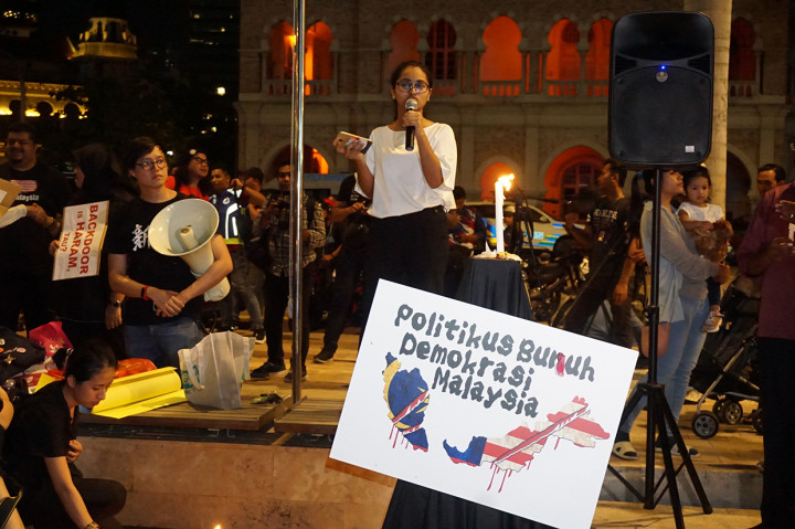 Mereka memprotes matinya demokrasi, kebebasan akademik dan terjadinya politik pintu belakang para politisi dengan pembubaran pemerintahan Pakatan Harapan yang menjadi pemenang Pemilu 2018.