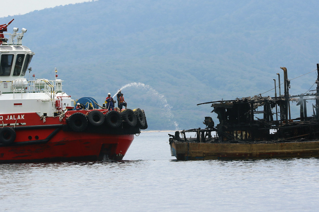 Kapal tunda Pertamina melakukan pemadaman terhadap kapal ikan yang terbakar di Selat Bali, Banyuwangi, Jawa Timur, Selasa, 25 Februari 2020. 