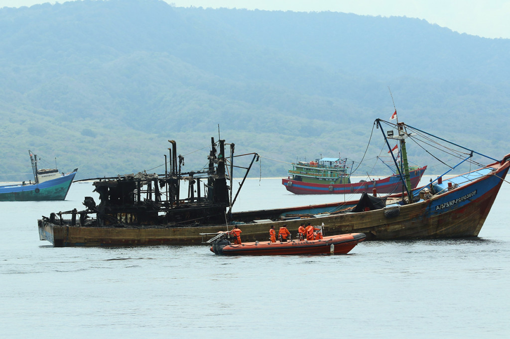 Kapal ikan asal Pekalongan itu terbakar saat melakukan perbaikan. Tidak ada korban dalam kejadian itu, namun kerugian ditaksir mencapai Rp2 miliar.