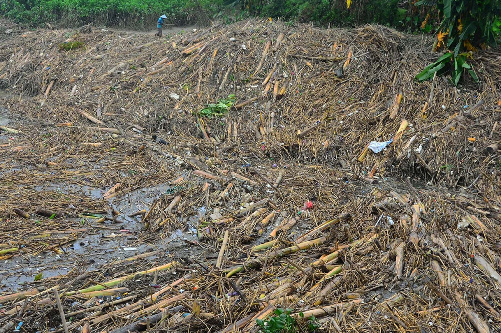 Kurangnya kesadaran masyarakat untuk membuang sampah pada tempatnya menyebabkan berbagai jenis sampah menumpuk di bendungan itu dan berpotensi menjadi penyebab terjadinya banjir. 