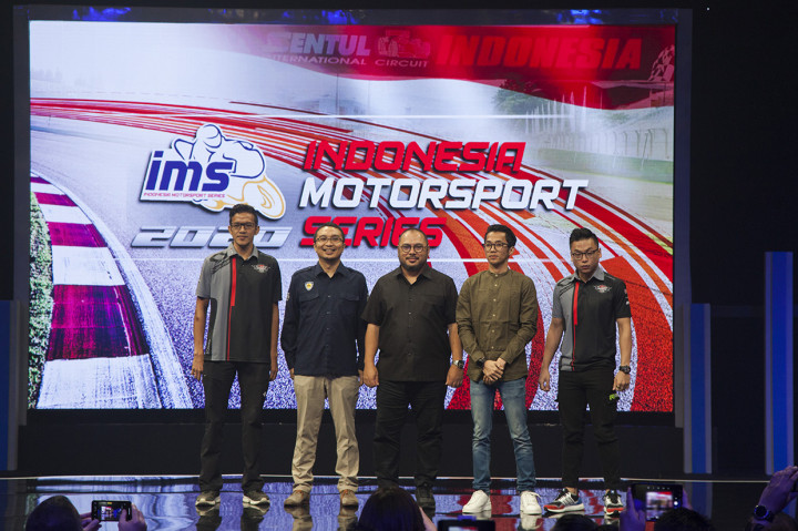 Ketua Umum IMI Pusat Sadikin Aksa (kedua kiri) dan CEO Media Group Mirdal Akib (tengah) saat berfoto bersama perwakilan pembalap (dari kiri) Rey Ratukore, Wahyu Aji, dan Eric Saputra saat acara launching Indonesia Motorsport Series (IMS) 2020 di Gedung Metro TV, Kedoya.
