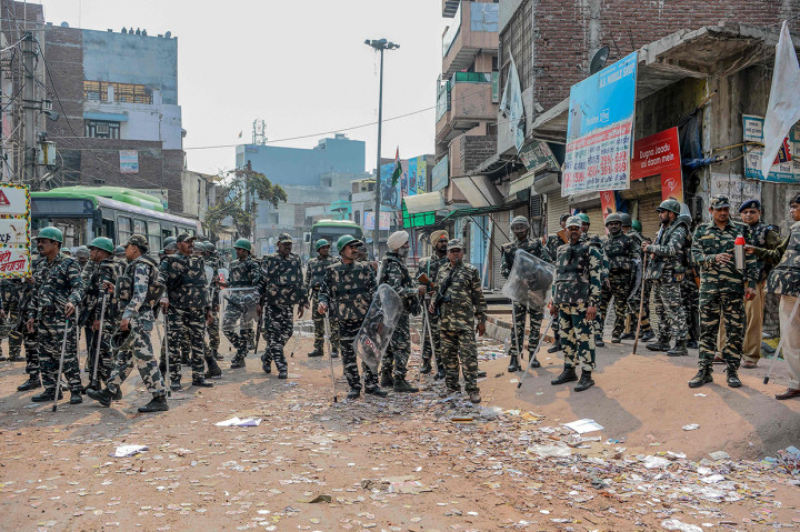 Polisi antihuru-hara berpatroli di jalan-jalan Ibu Kota India, New Delhi pada Rabu 26 Februari 2020, terkait protes yang berujung kerusuhan. AFP Photo/Sajjad Hussain