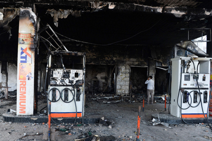 Sedikitnya 20 orang tewas dan ratusan orang lainnya luka-luka akibat kerusuhan ini. AFP Photo/Sajjad Hussain