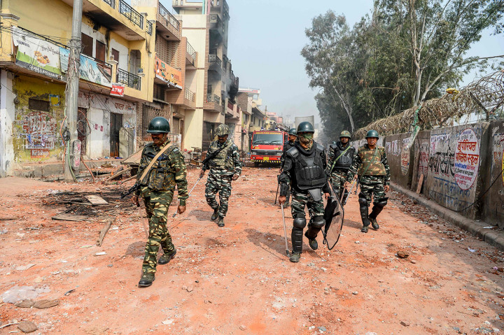 Akibat dari peristiwa ini, pemerintah India menerapkan kebijakan Section 144, yang melarang pertemuan publik massal selama sebulan di kota, dan diberlakukan jam malam di daerah yang terdampak kerusuhan. AFP Photo/Sajjad Hussain