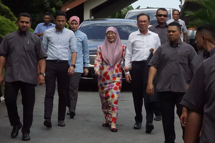 Presiden Partai Keadilan Rakyat (PKR) Datuk Seri Anwar Ibrahim (ketiga kanan) berjalan beriringan bersama istrinya yang juga Presiden Pakatan Harapan (PH) Datuk Seri Wan Azizah Wan Ismail (keempat kanan), di kediamannya Bukit Segambut, Kuala Lumpur.