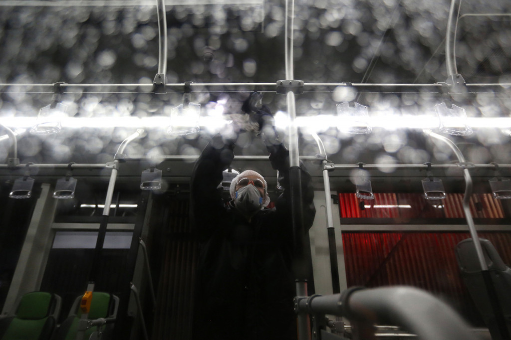 Petugas menyemprotkan disinfektan dalam upaya menekan angka penyebaran virus korona COVID-19 di Iran.