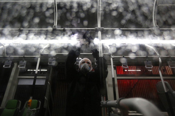 Petugas menyemprotkan disinfektan dalam upaya menekan angka penyebaran virus korona COVID-19 di Iran.