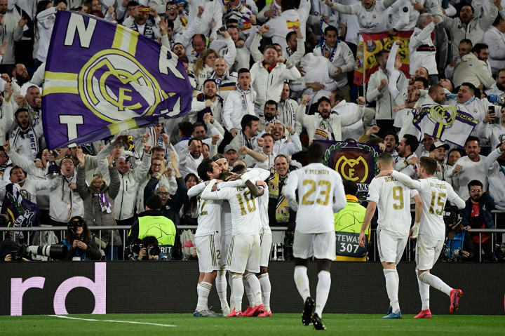 Isco bersama pemain Real Madrid melakukan selebrasi usai mencetak gol ke gawang Manchester City.