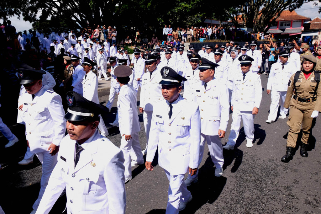 Sejumlah Kepala Desa terpilih mengikuti kirab saat pelantikan Kepala Desa se-kabupaten Temanggung di Pendopo Pengayoman Temanggung, Jawa Tengah.