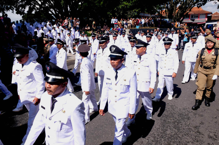 Sejumlah Kepala Desa terpilih mengikuti kirab saat pelantikan Kepala Desa se-kabupaten Temanggung di Pendopo Pengayoman Temanggung, Jawa Tengah.