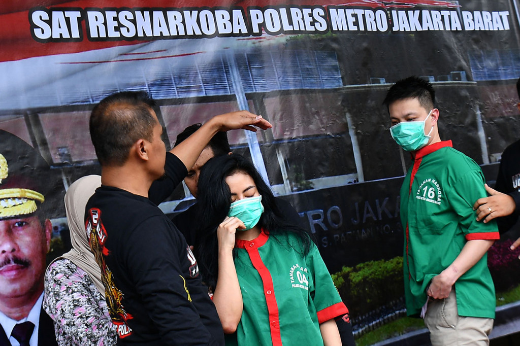 Sat Resnarkoba Polres Metro Jakarta Barat menangkap Vitalia Shesa dan kekasihnya terkait kasus narkoba setelah dilakukan pengecekan urine dan penggeledahan di Apartemen Mansion Kemayoran, Jakarta Utara. 