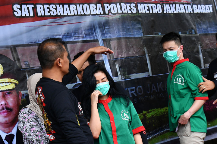 Sat Resnarkoba Polres Metro Jakarta Barat menangkap Vitalia Shesa dan kekasihnya terkait kasus narkoba setelah dilakukan pengecekan urine dan penggeledahan di Apartemen Mansion Kemayoran, Jakarta Utara. 
