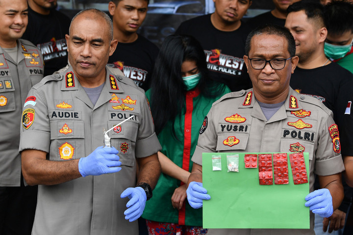 Saat proses penangkapan, polisi berhasil menemukan barang bukti berupa 10 butir pil narkotika jenis ekstasi, paket plastik klip kecil sabu dengan berat brutto 0,63 gram, 34 butir pil psikotropika jenis happy five dan satu set alat untuk mengkonsumsi sabu. 
