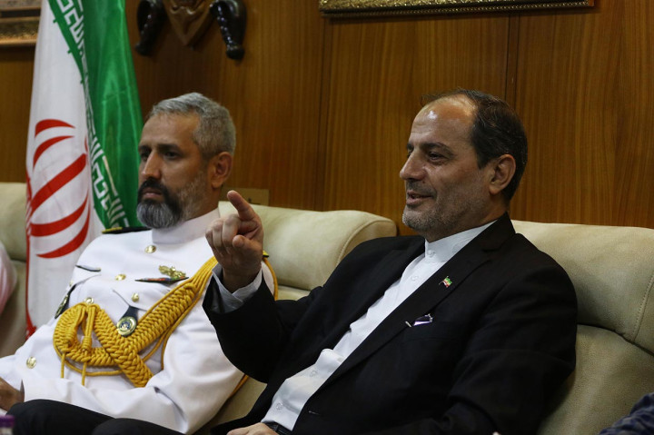 Duta Besar Iran untuk Indonesia Mohammad Azad (kanan) didampingi Kapten Kapal Kharg Kapten Ehsan Nasir, memberikan keterangan kepada wartawan saat kunjungan Kapal angkatan laut Republik Islam Iran, Kharg ke Indonesia di PelabuhanTanjung Priok, Jakarta.
