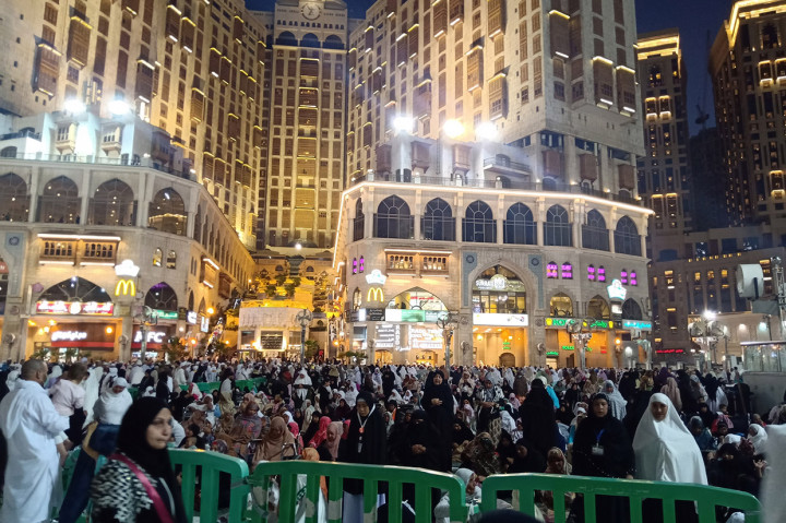 Suasana di sekitar Masjidil Haram normal dan jemaah masih bisa menjalankan ibadah pascapengumuman Pemerintah Arab Saudi yang menangguhkan sementara kedatangan warga dari luar negaranya terkait pencegahan penyebaran virus korona.