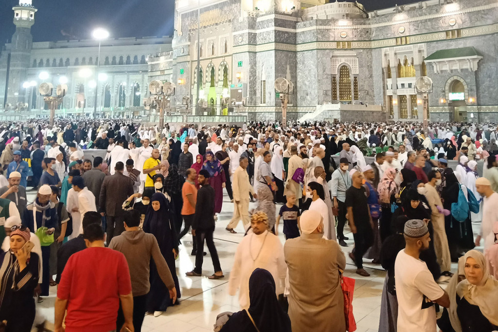 Pemerintah Arab Saudi menghentikan sementara masuknya warga negara asing termasuk Indonesia untuk beribadah umrah hingga batas waktu yang belum ditentukan untuk mencegah masuknya virus korona. 