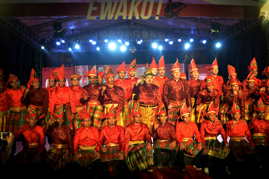 CEO PSM Makassarr Munafri Arifuddin (keenam kanan) dan pelatih PSM Makassar Bojan Hodak (kelima kanan) berfoto bersama pemain pada peluncuran tim untuk kompetisi Liga 1 musim 2020 di Stadion Andi Matalatta, Makassar, Sulawesi Selatan, Kamis, 27 Februari 2020.