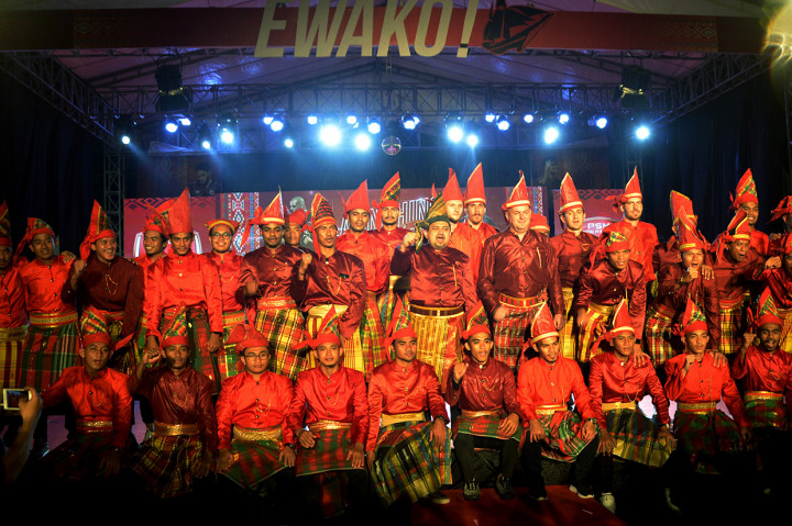 CEO PSM Makassarr Munafri Arifuddin (keenam kanan) dan pelatih PSM Makassar Bojan Hodak (kelima kanan) berfoto bersama pemain pada peluncuran tim untuk kompetisi Liga 1 musim 2020 di Stadion Andi Matalatta, Makassar, Sulawesi Selatan, Kamis, 27 Februari 2020.