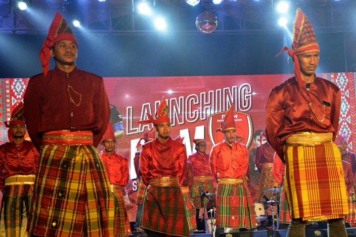 Penampilan para PSM Makassar yang mengenakan pakaian adat Bugis Makassar diiringi alunan musik tradisional.