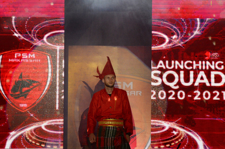 Pemain asing PSM Makassar Serif Hasic menggunakan pakaian adat Makassar pada peluncuran tim untuk kompetisi Liga 1 musim 2020.