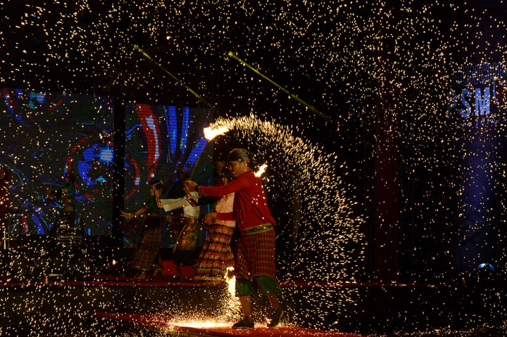 Peluncuran tim PSM Makassar juga dimeriahkan tarian adat yang kian memperkental aroma Bugis.