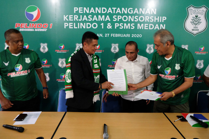 Dirut Pelindo I Dian Rachmawan (kedua kiri) saling bertukar berkas dengan Pembina PSMS Kodrat Shah (kanan) disaksikan Gubernur Sumatera Utara Edy Rahmayadi pada penandatanganan kerja sama sponsorship Pelindo I, di Medan, Sumatera Utara, Kamis, 27 Februari 2020. 