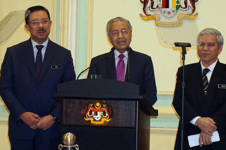Perdana Menteri interim Malaysia Tun Dr Mahathir Mohamad (tengah) didampingi Kepala Sekretaris Negara Datuk Seri Mohd Zuki Ali (kiri) dan Sekretaris Perbendaharaan Tan Sri Ahmad Badri Zahir (kanan) melakukan jumpa pers di Kantor Perdana Menteri Putrajaya, Malaysia, Kamis, 27 Februari 2020. ANTARA FOTO/Agus Setiawan