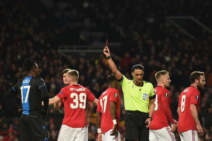 Bruno Fernandes yang bertugas sebagai algojo dari titik putih sukses  mengeksekusi penalti yang mengecoh kiper Simon Mignolet dan membuka keunggulan MU pada menit ke-27.