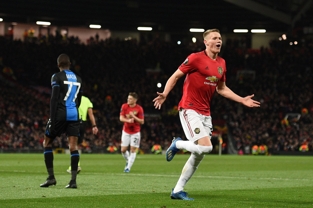 Empat menit jelang turun minum, MU unggul 3-0 lewat gol Scott McTominay usai menerima umpan matang dari Fred.  