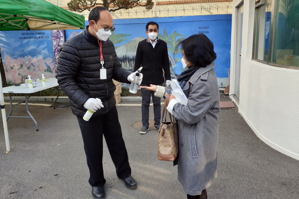 Sehubungan dengan satu kasus terkonfirmasi pasien Covid-19 di Yeouido pada Kamis, 27 Februari 2020 sore, maka dalam rangka upaya pencegahan serta menjamin keamanan dan keselamatan bersama, kantor KBRI dan IIPC Seoul tutup sementara.