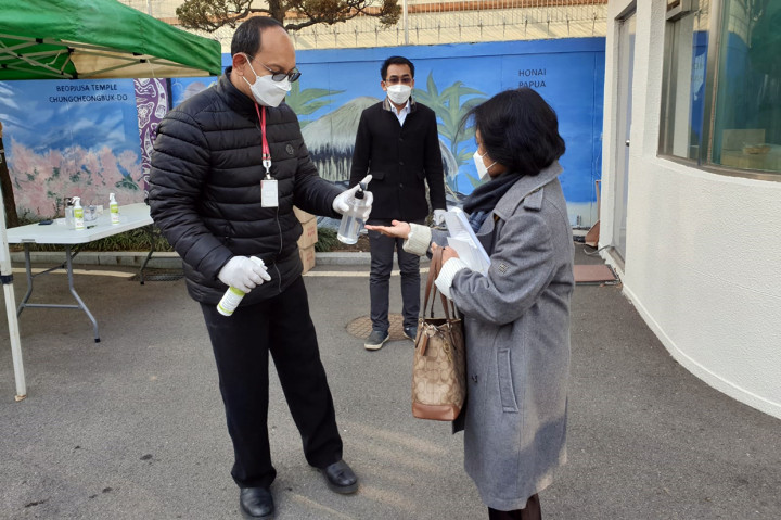 Sehubungan dengan satu kasus terkonfirmasi pasien Covid-19 di Yeouido pada Kamis, 27 Februari 2020 sore, maka dalam rangka upaya pencegahan serta menjamin keamanan dan keselamatan bersama, kantor KBRI dan IIPC Seoul tutup sementara.