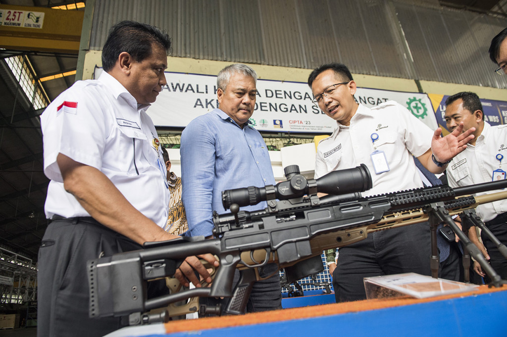 Delegasi Filipina Undersecretary for Finance and Materiel Department of National Defense Philipina Raymundo Dv Elefante (kedua kiri) mendapat penjelasan tentang senapan sniper SPR-3 dan SPR-4 buatan Indonesia saat kunjungan di PT Pindad, Bandung, Jawa Barat, Jumat, 28 Februari 2020.