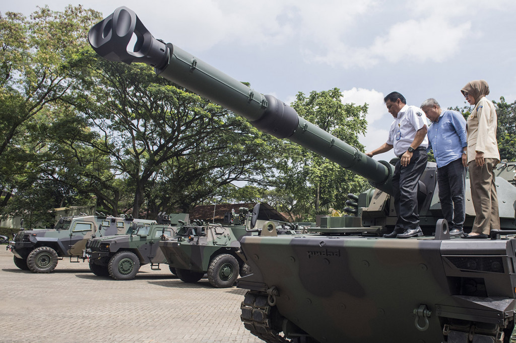 Direktur Utama PT Pindad (Persero) Abraham Mose (kiri) dan Dirjen Pothan Kemhan Bondan Tiara Sofyan (kanan) mendampingi Delegasi Filipina Undersecretary for Finance and Materiel Department of National Defense Philipina Raymundo Dv Elefante menaiki kendaraan tempur Medium Tank Harimau buatan Indonesia.